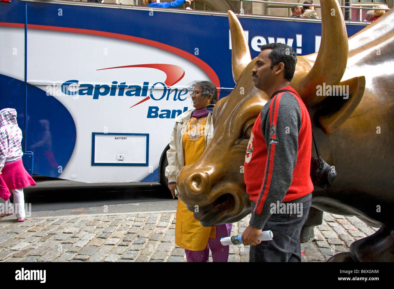 Touristen, die mit ihrem Foto mit der Wall Street Bull in Bowling Green Park in der Nähe von Wall Street-New York City-New York-USA Stockfoto