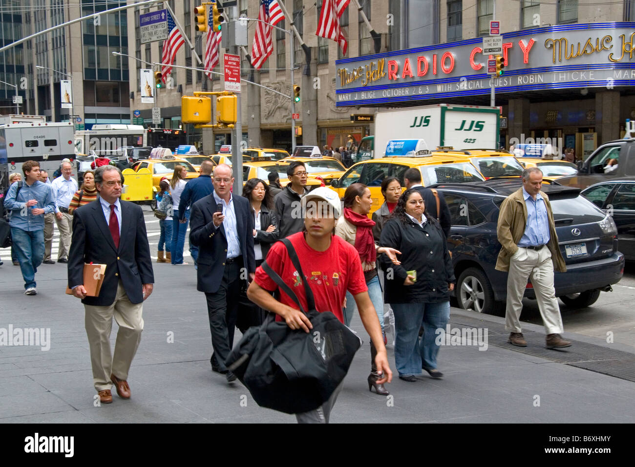 Fußgänger in Rockafeller Zentrum Manhattan New York City New York USA Stockfoto