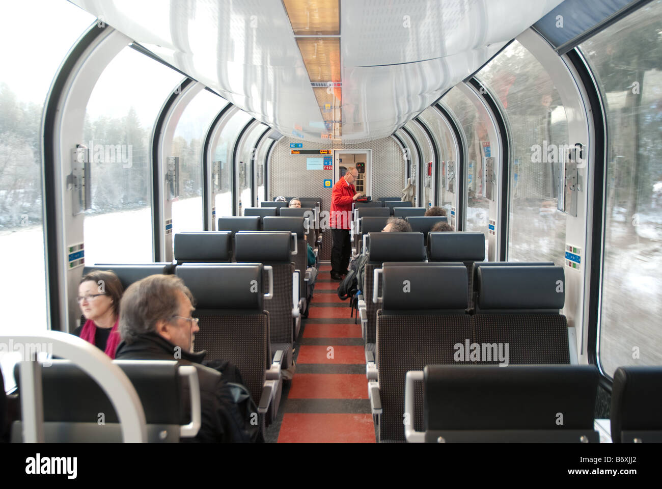 Innenraum des Panorama-Wagens auf Bernina Express, Schweiz Stockfoto
