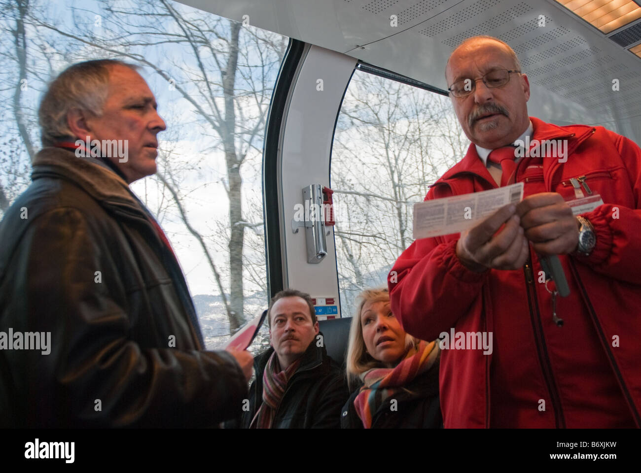 Ein Ticketsammler auf dem Bernina Express, Schweiz Stockfoto