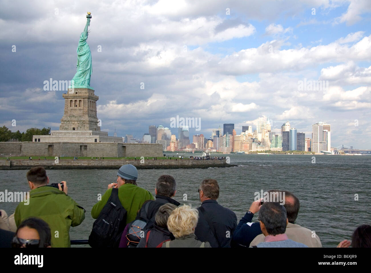 Touristen sehen Sie die Statue of Liberty und Lower Manhattan vom Hafen von New York-New York-USA Stockfoto
