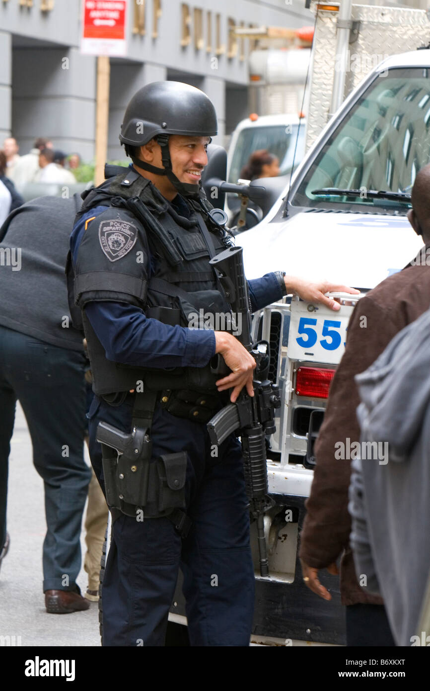 New York City Polizei-Abteilung Emergency Services Unit Offizier an der Wall Street in New York City New York USA Stockfoto