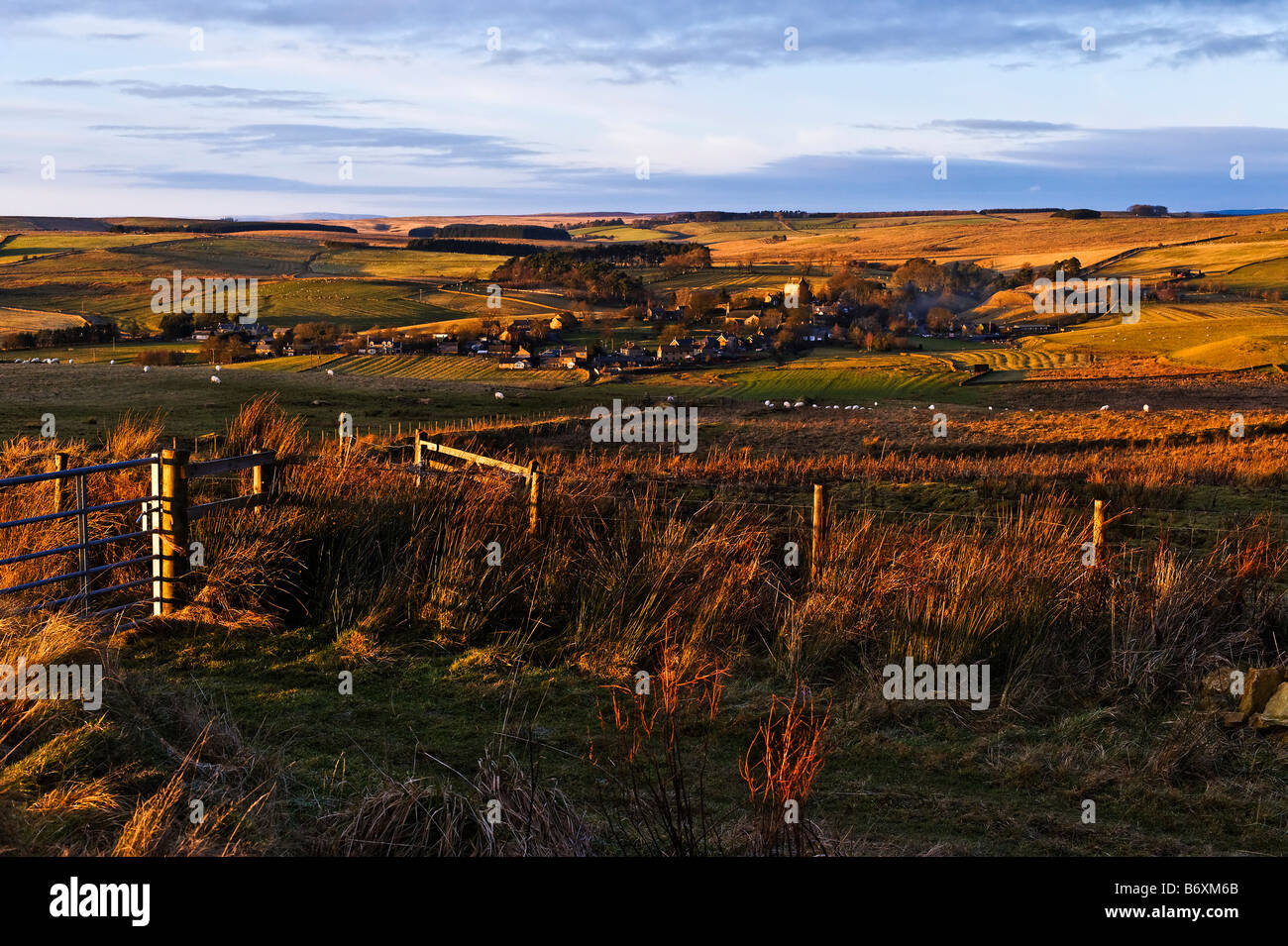 Späten Nachmittag Blick auf die abgelegenen Dorf Elsdon in das englische Grenzland Stockfoto