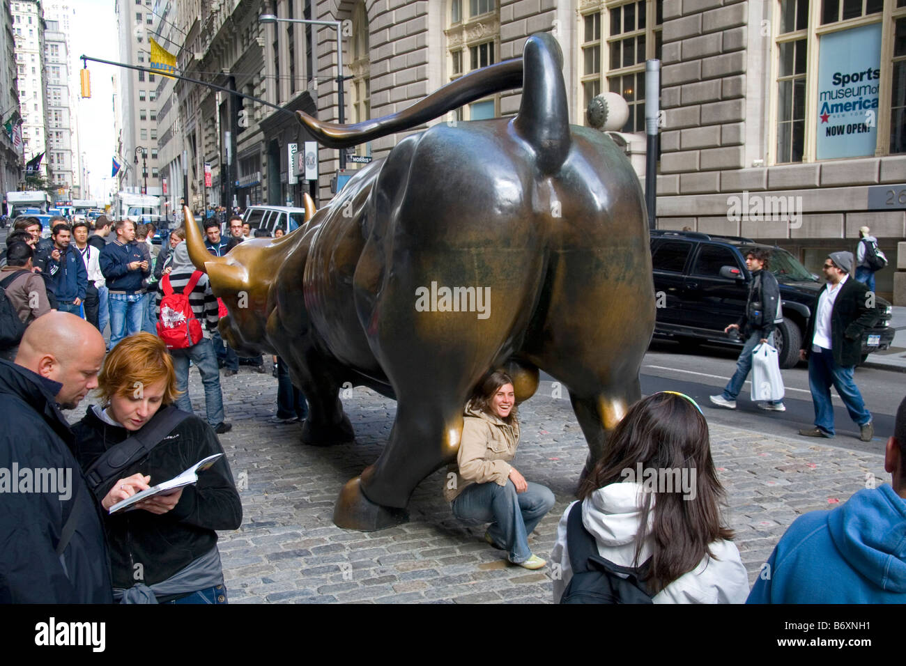 Touristen, die mit ihrem Foto mit der Wall Street Bull in Bowling Green Park in der Nähe von Wall Street-New York City-New York-USA Stockfoto