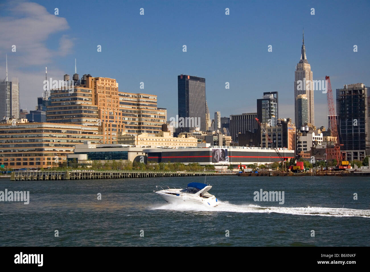 Ausflugsschiff auf dem Hudson River und New York City New York USA Stockfoto