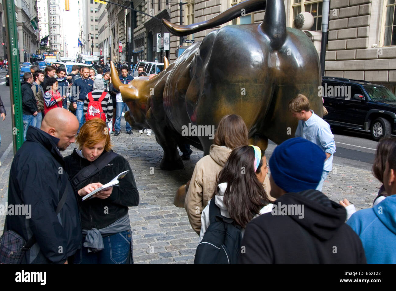 Touristen versammeln sich um die Wall Street Bull in Bowling Green Park in der Nähe von Wall Street-New York City-New York-USA Stockfoto