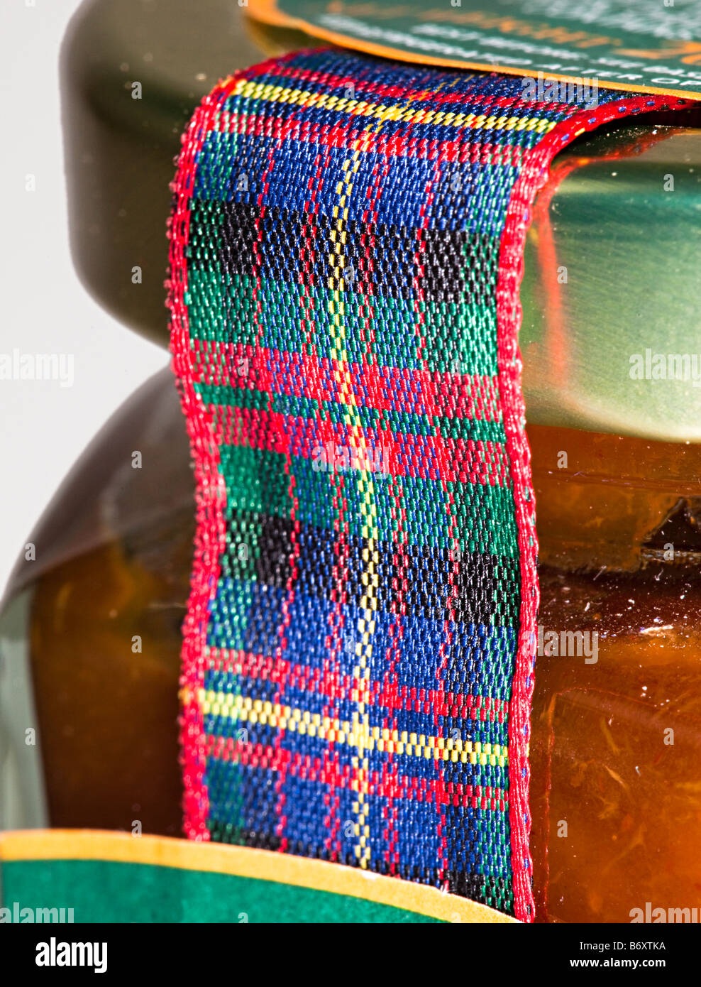 Verwendung von Tartan Band als Verkaufsargument auf versiegelte Glas bewahrt Scotland UK Stockfoto