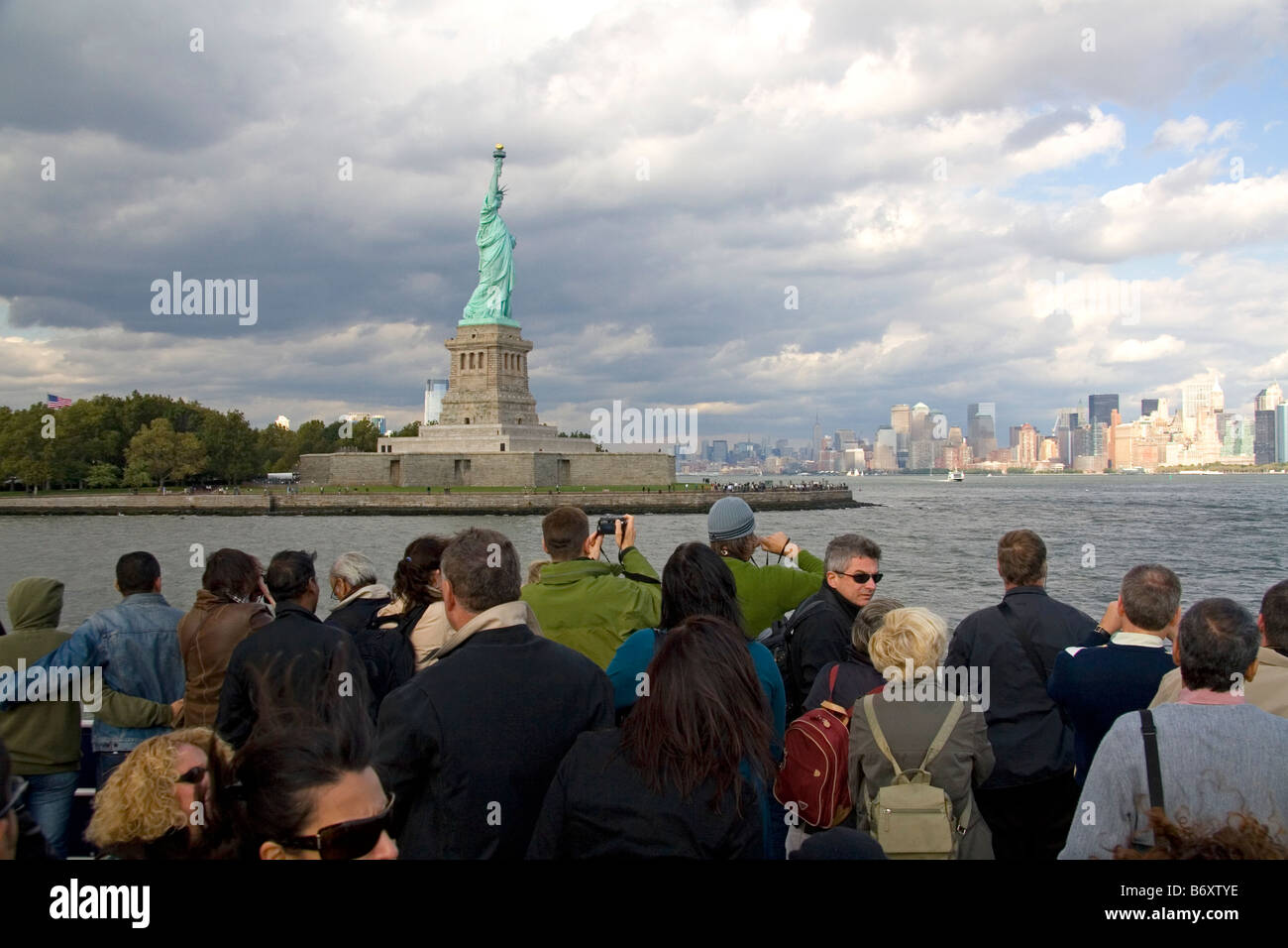 Touristen anzeigen in New York USA die Freiheitsstatue von New York Harbor Stockfoto