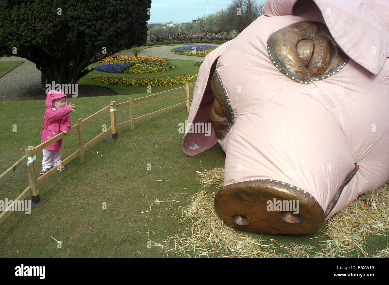 Ein Kind ist fasziniert von der Leiter des "Theater in ein Schwein". Stockfoto