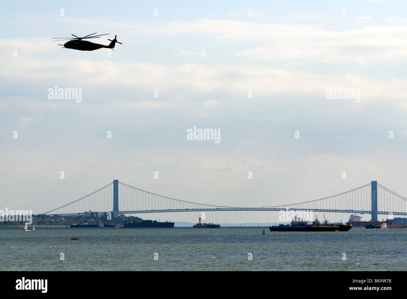 Marine Hubschrauber fliegen in der Nähe die Verrazano-Narrows-Brücke im Hafen von New York-New York-USA Stockfoto