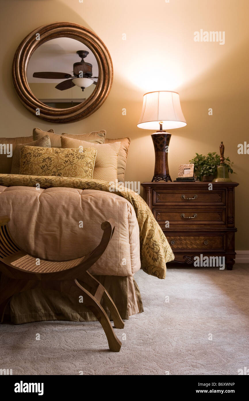 Traditionellen Schlafzimmer mit großem Bett Stockfoto