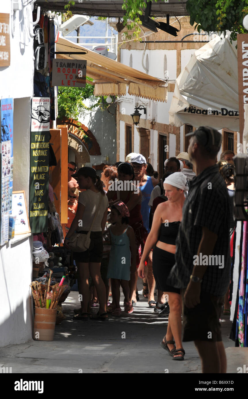 Touristen-Shopping, Lindos, Rhodos, Griechenland Stockfoto