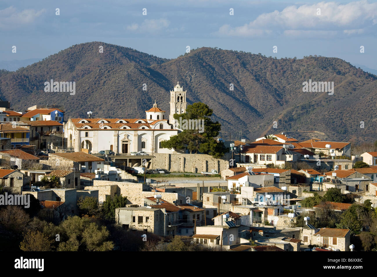 Häuser und eine Kirche im Dorf Lefkara, weißer Kalkstein Ausläufer des Troodos-Gebirges, Zypern Stockfoto