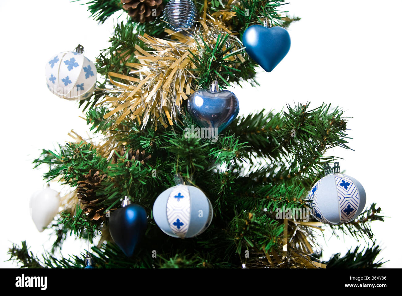 Christbaumschmuck Christbaumkugel mit Lametta, isoliert auf weiss Stockfoto