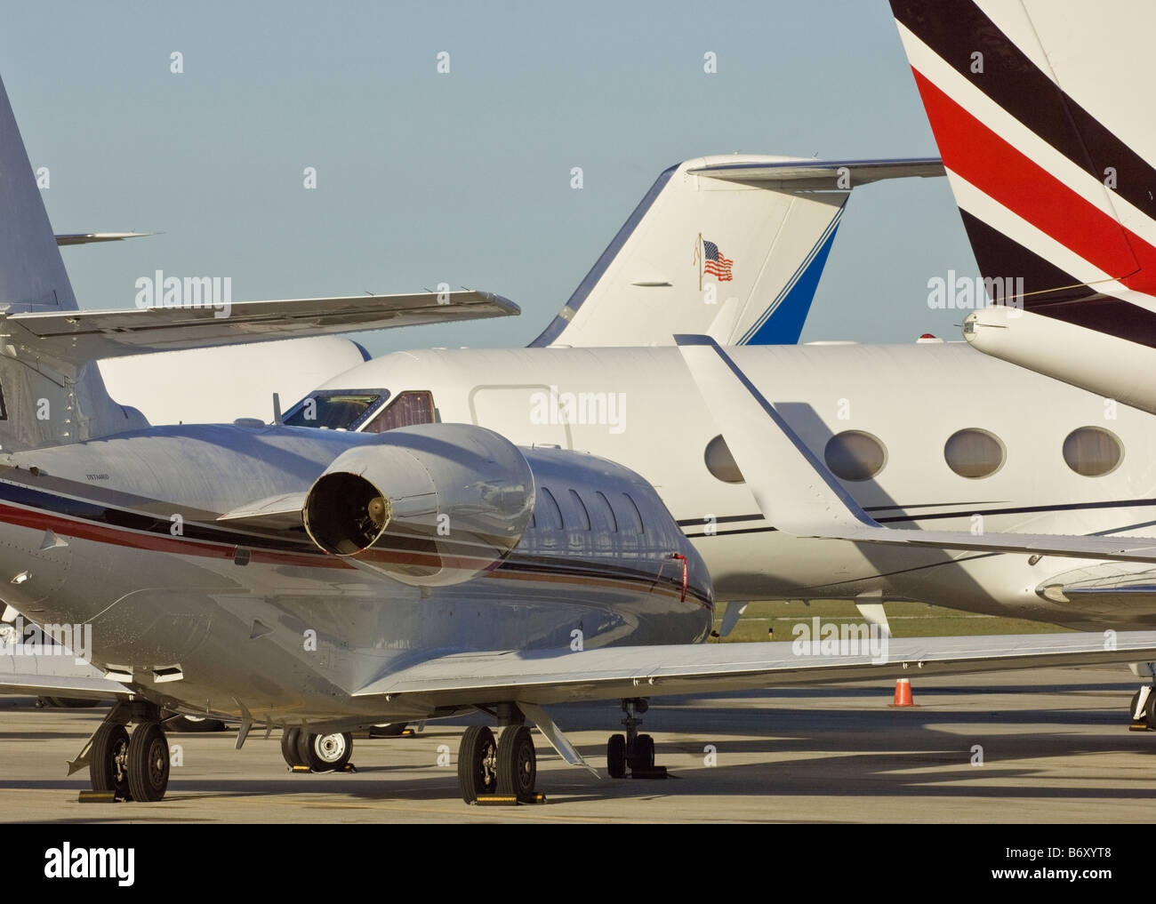 Jet-Flugzeugen auf dem Rollfeld am Flughafen Stockfoto