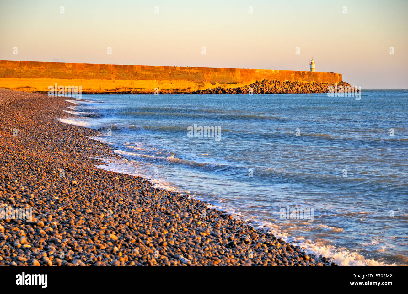 Newhaven West Strand und Leuchtturm von East Sussex Großbritannien Stockfoto