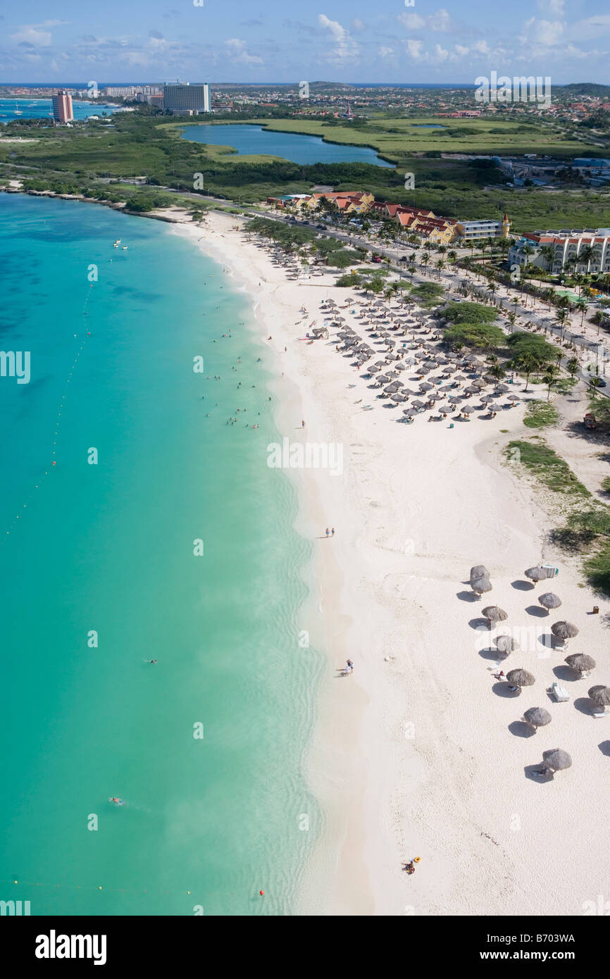 Luftbild des Eagle Beach und Hochhaus-Hotels Palm Beach, Aruba, Niederländische Karibik Stockfoto