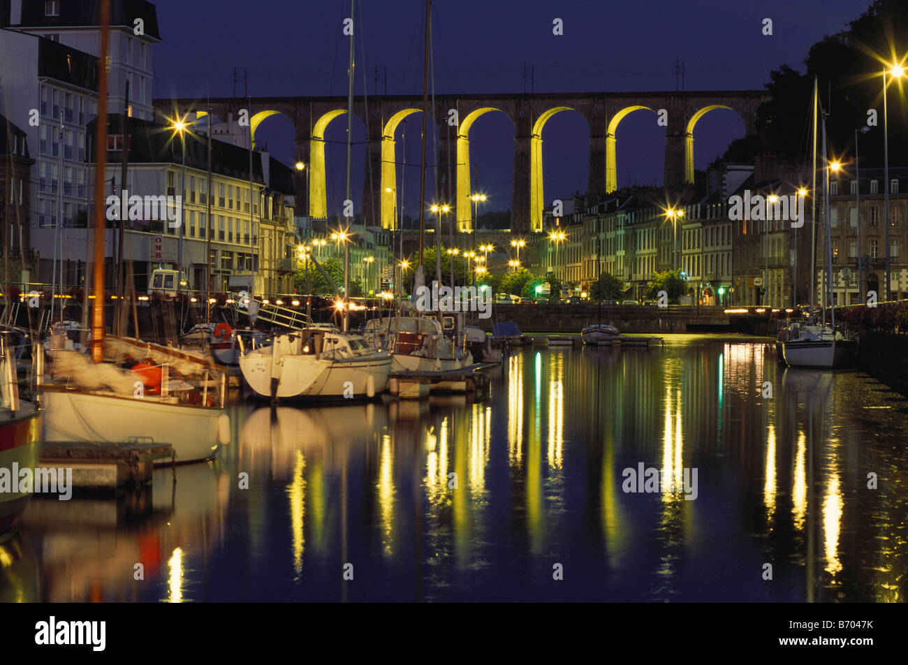 Morlaix in der Nacht mit Viadukt im Hintergrund, Bretagne, Frankreich Stockfoto