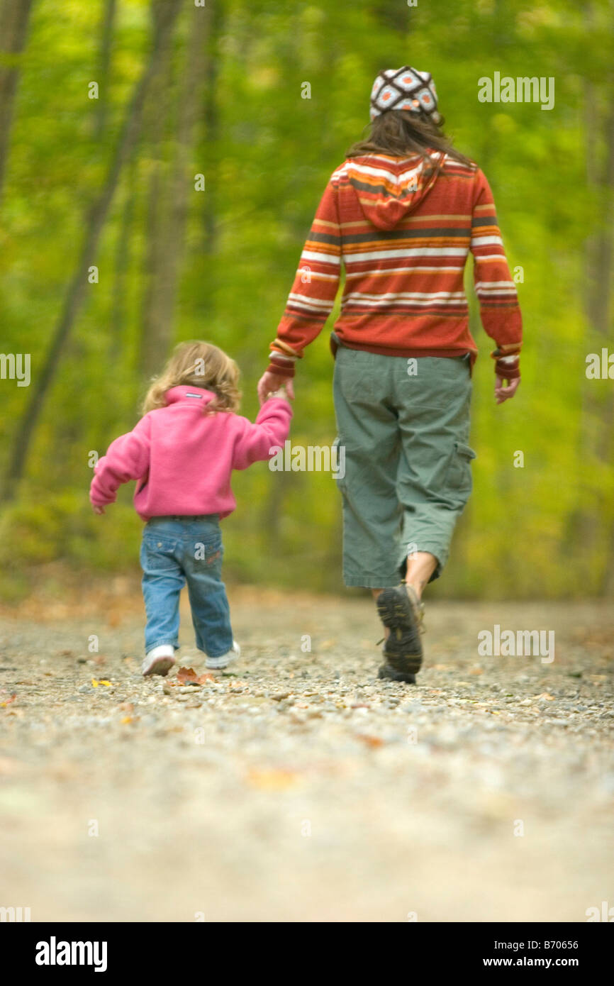 Junge Frau und Kind im Wald in ländlichen See Ossipee, New Hampshire zu erkunden. Stockfoto