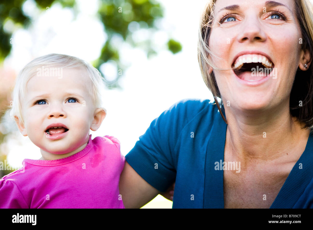 Einjähriges Mädchen und Mama spielen im Park. Stockfoto