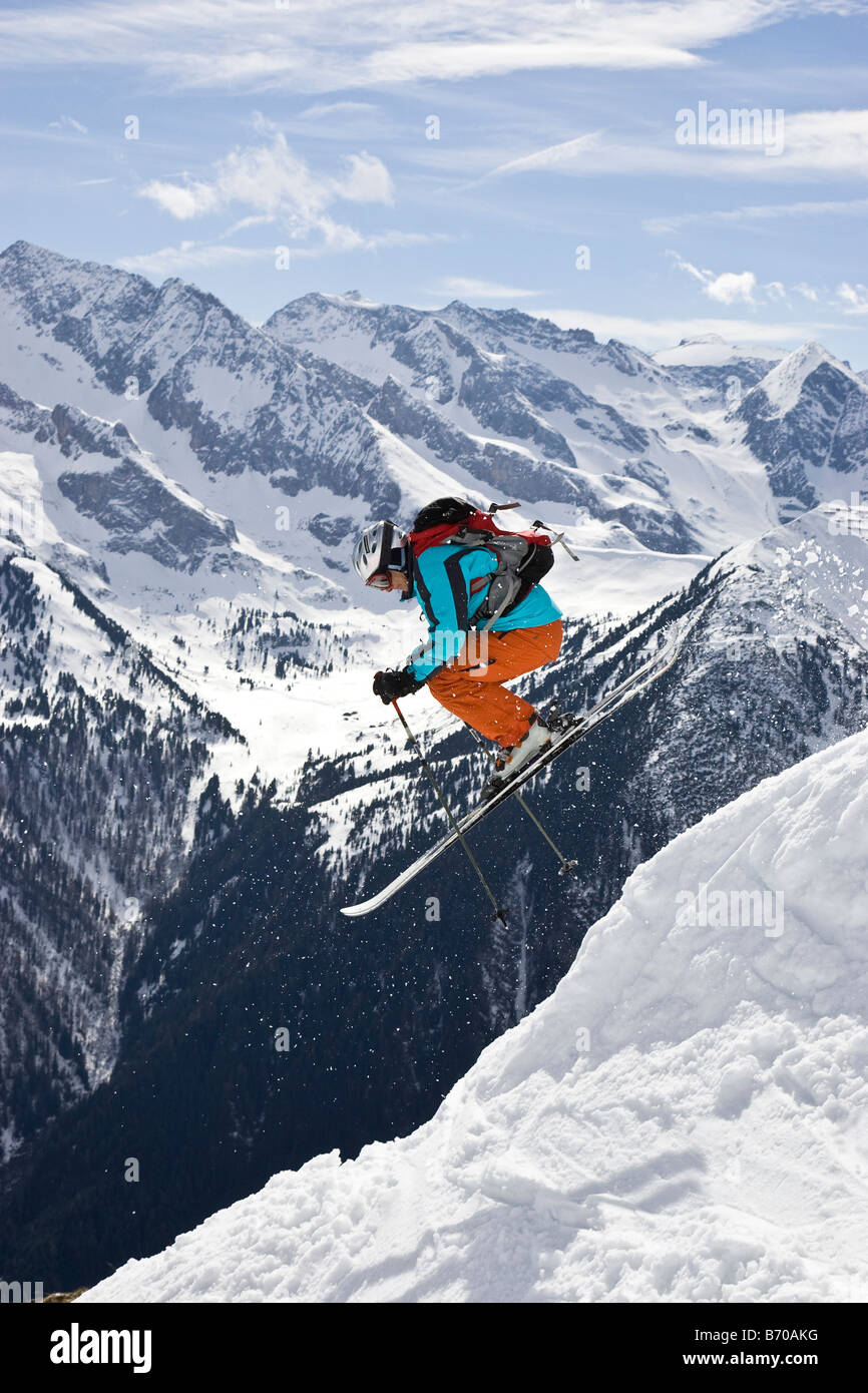 Ein junger Mann bekommt etwas Luft, Skifahren im Skigebiet Mayerhofen, in der Ziller Tal, Österreich. Stockfoto