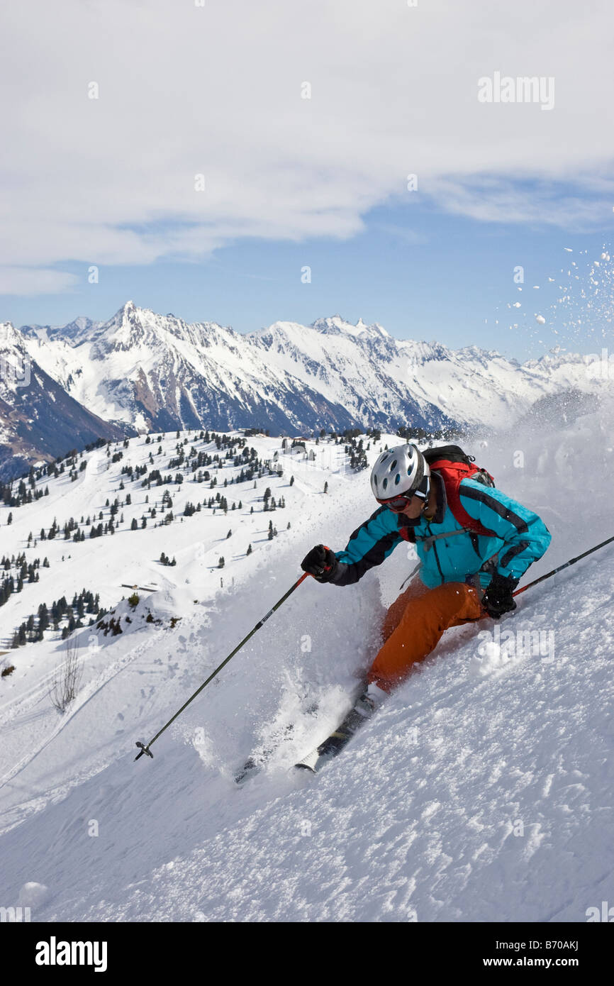 Ein junger Mann Ski im frischen Pulverschnee an einem steilen Hang im Skigebiet Mayrhofen, in der Ziller Tal, Österreich. Stockfoto