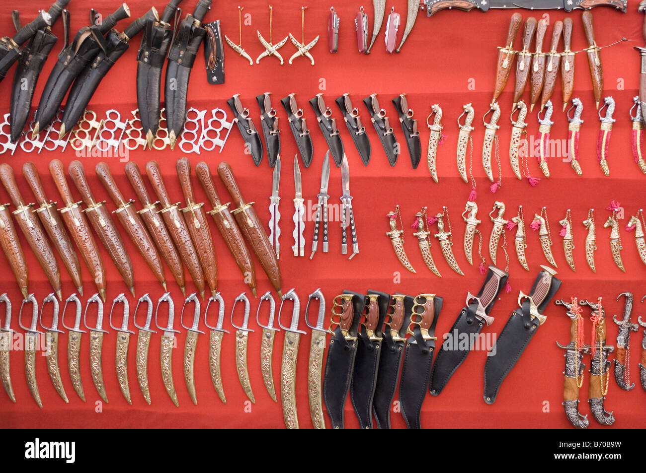 Waffen an einem Marktstand, Pushkar, Rajasthan, Indien Stockfoto