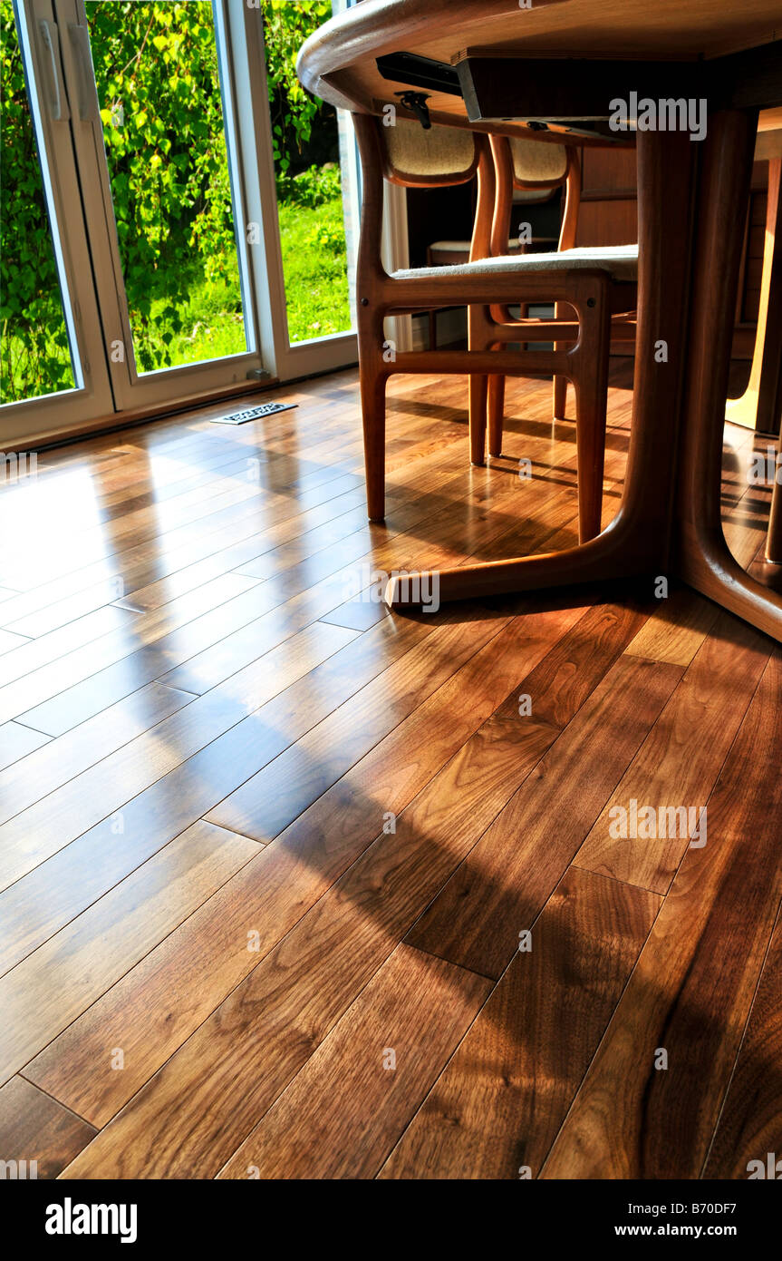 Walnuss Hartholz-Fußboden im Wohn-Hause Speisesaal Stockfoto