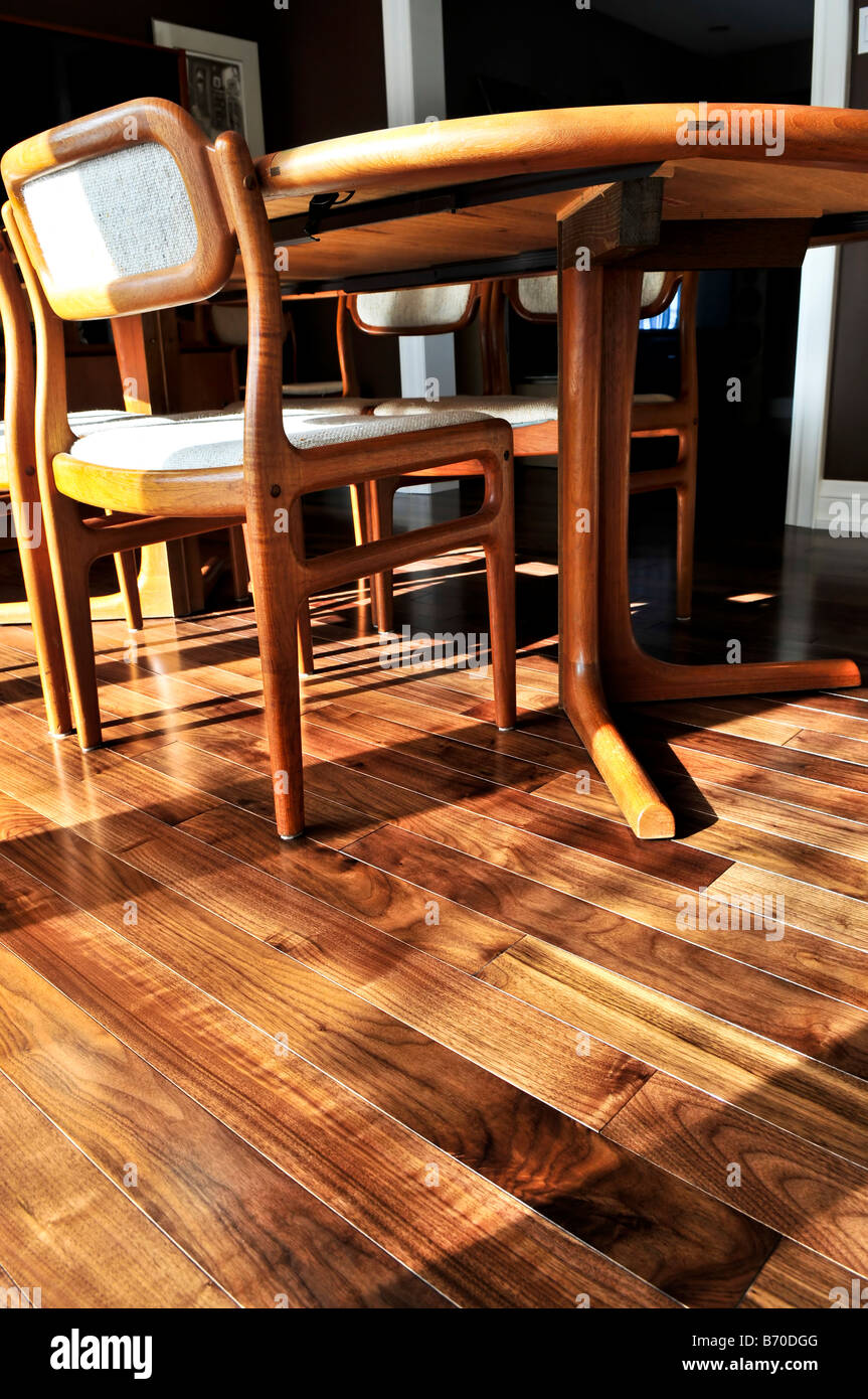 Walnuss Hartholz-Fußboden im Wohn-Hause Speisesaal Stockfoto