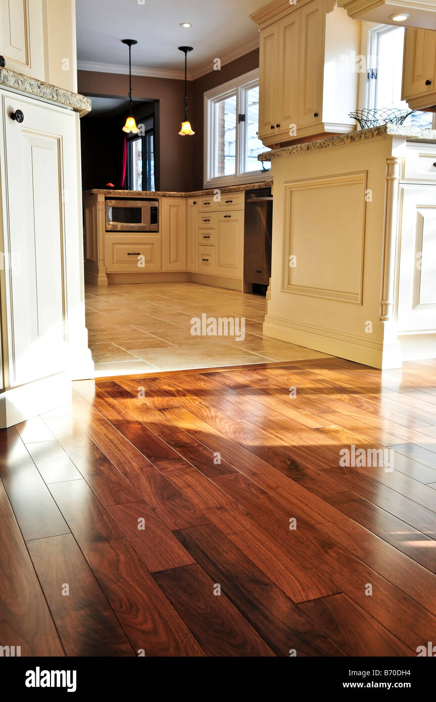 Hartholz und Fliesen Boden im Wohn-Küche und Esszimmer Stockfoto