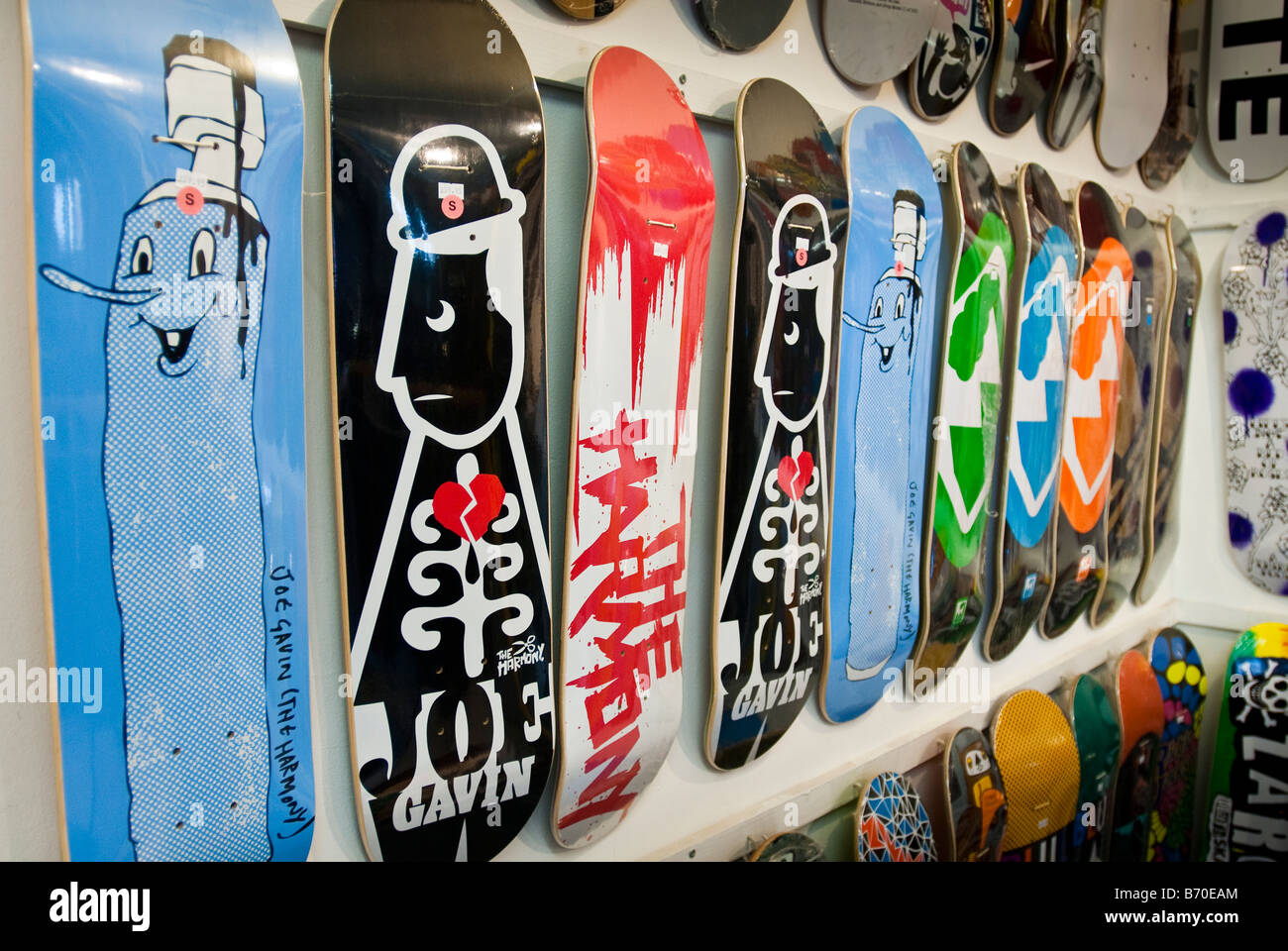 Reihen von Skateboards auf einer Shop-Wand Stockfoto