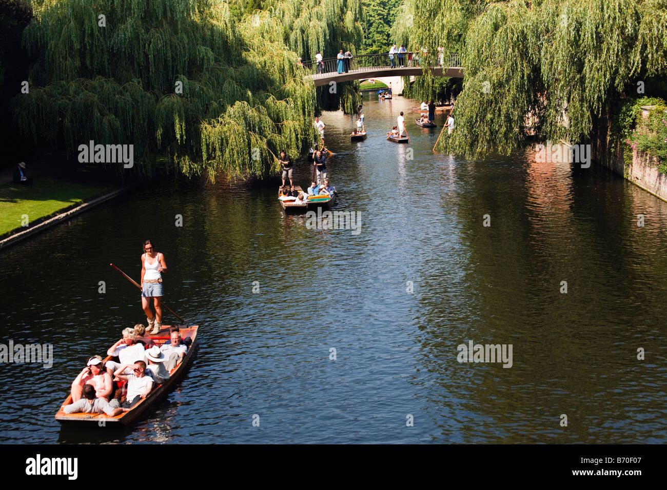 Cambridge den Fluss Cam Touristen auf geführte Punt Touren im Sommer, Clare College 'Backs' Cambridge Stadt England UK Stockfoto