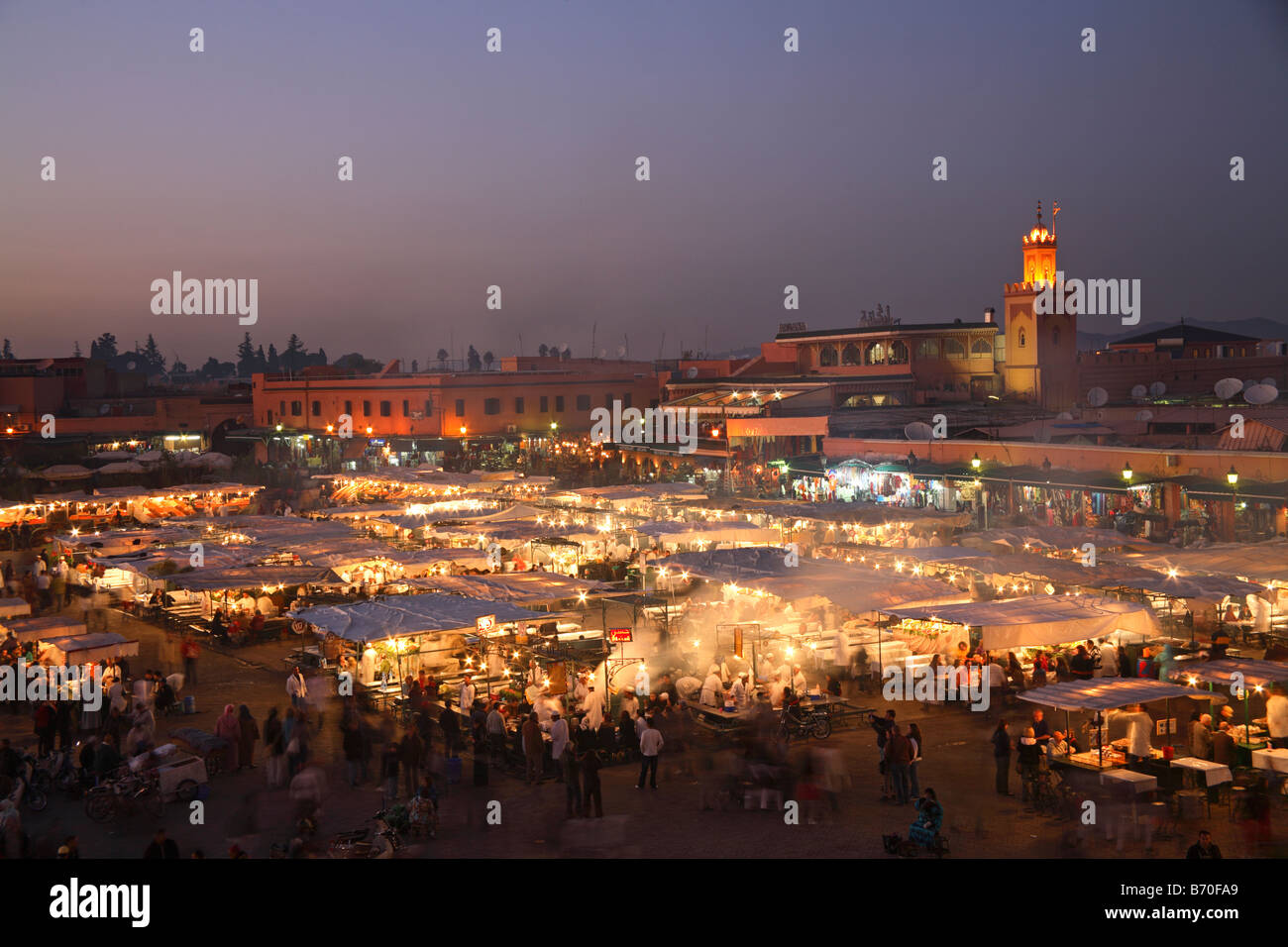 Djemaa el Fna entfernt bei Sonnenuntergang, Marrakesch, Marokko Stockfoto