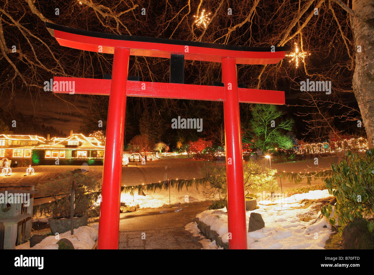 Japanischer Garten Eingang mit Weihnachtsbeleuchtung in der Nacht Butchart Gardens Victoria British Columbia Kanada Stockfoto
