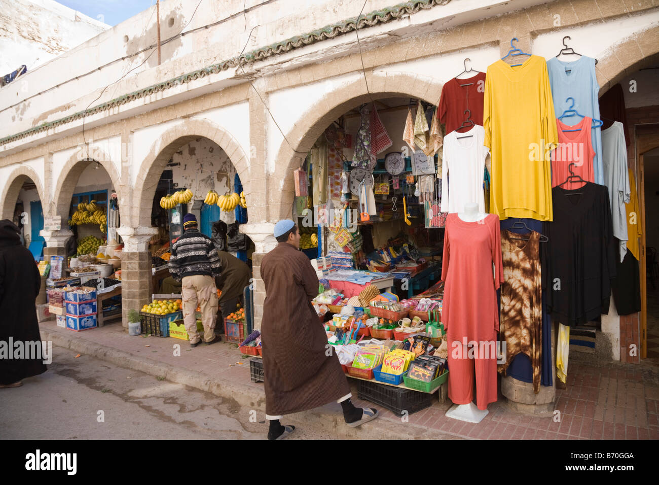 Geschäfte im Souk in der Altstadt aus dem 18. Jahrhundert Medina Weltkulturerbe der UNESCO. Früher Mogador. Essaouira Marokko Nordafrika Stockfoto