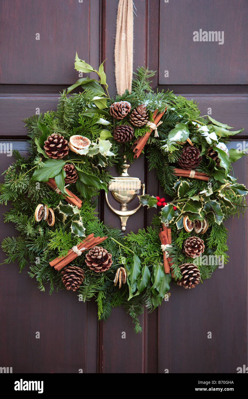 Weihnachtskranz an der Haustür Stockfotografie - Alamy