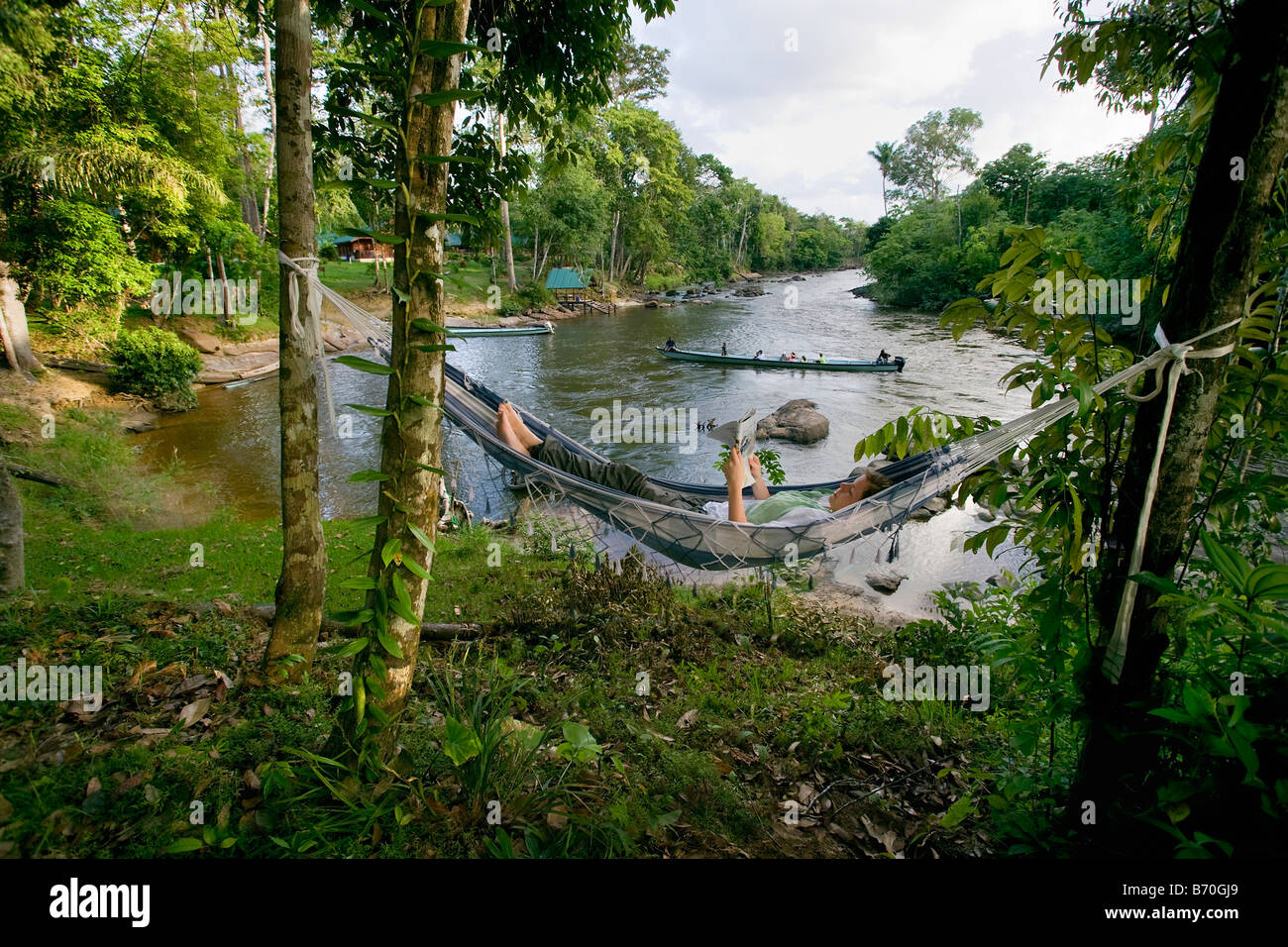 Suriname, Laduani, Nieuw Aurora, bei der Bank des Flusses Boven Suriname. Anaula Nature Resort. Frau in Hängematte entspannen. Stockfoto