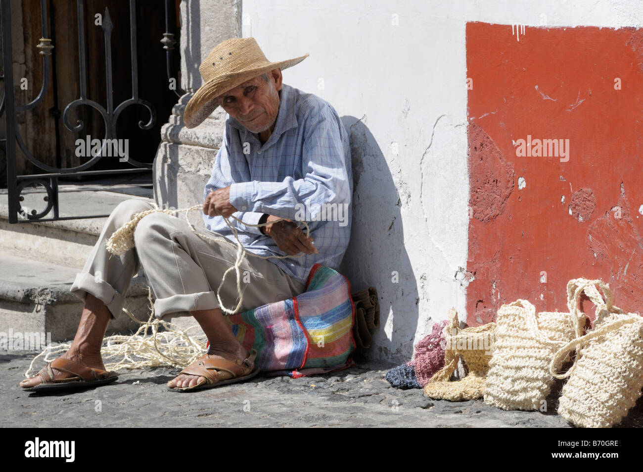 Alte mexikanische Mann weben Taschen in Straße, Taxco, Mexiko Stockfoto