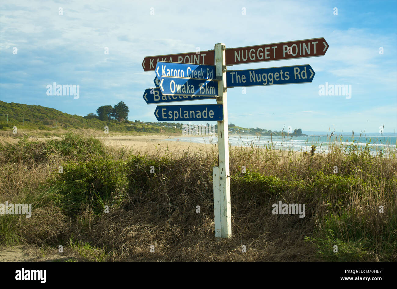 Straßenschild in Southern Scenic Highway, Südinsel, Neuseeland, zeigt den Weg zum Nugget Point. Stockfoto