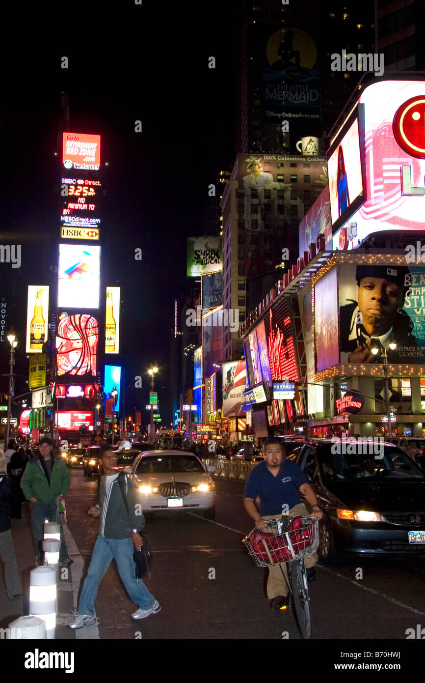 Times Square bei Nacht in Manhattan New York City New York USA Stockfoto