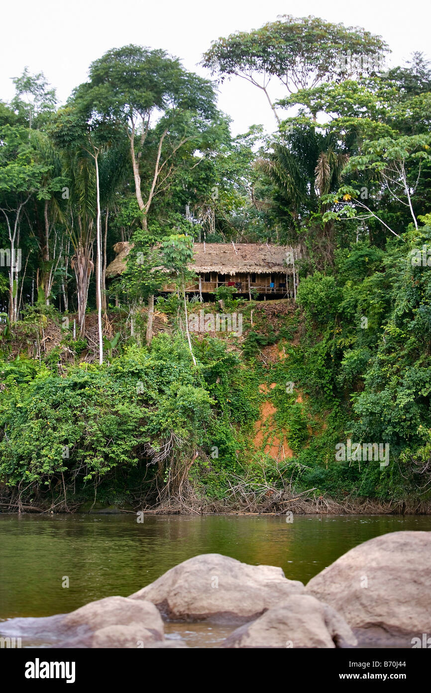 Suriname, Kwamalasamutu, Blick auf Hütten der Loge genannt Iwana Samu. Stockfoto