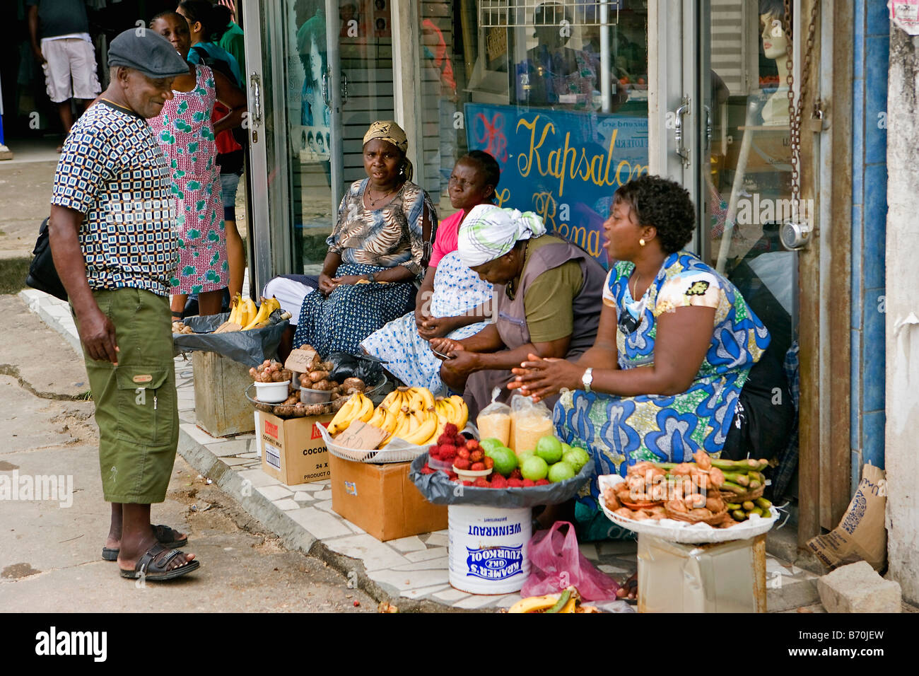 Suriname, Paramaribo. Kreolische Frauen am Markt verkaufen Obst und Gemüse. Stockfoto