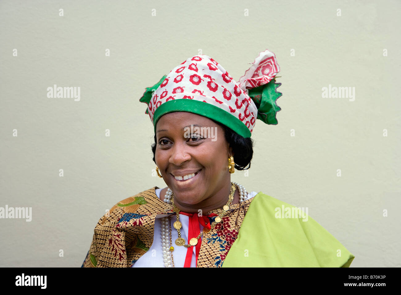 Suriname, Paramaribo. Kreolische Frauen in Kotomisi Kleid, kreolische Tracht. Stockfoto