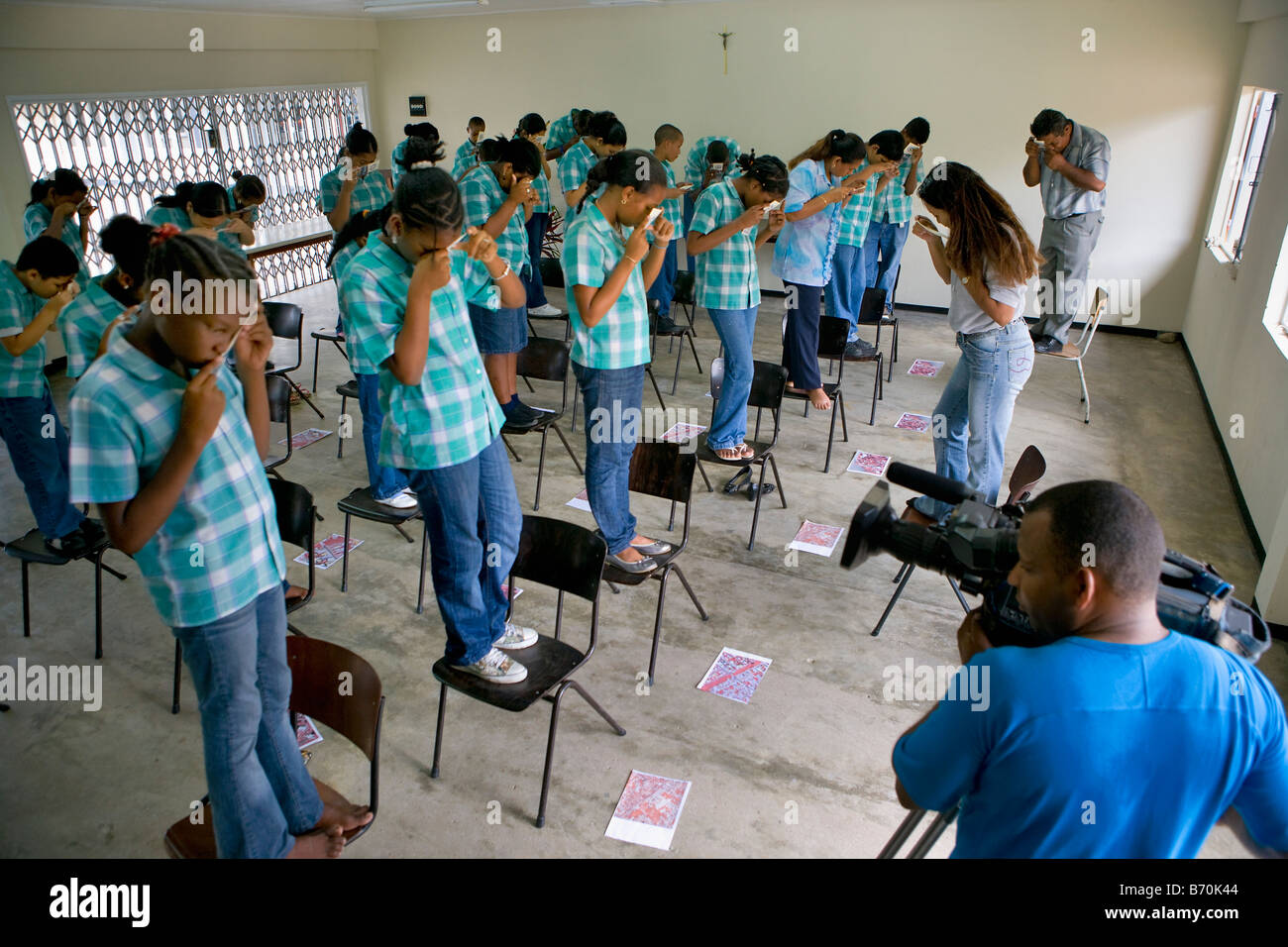 Suriname, Paramaribo, Kartographie, Kinder lernen in der Schule über Luftaufnahmen. Stockfoto