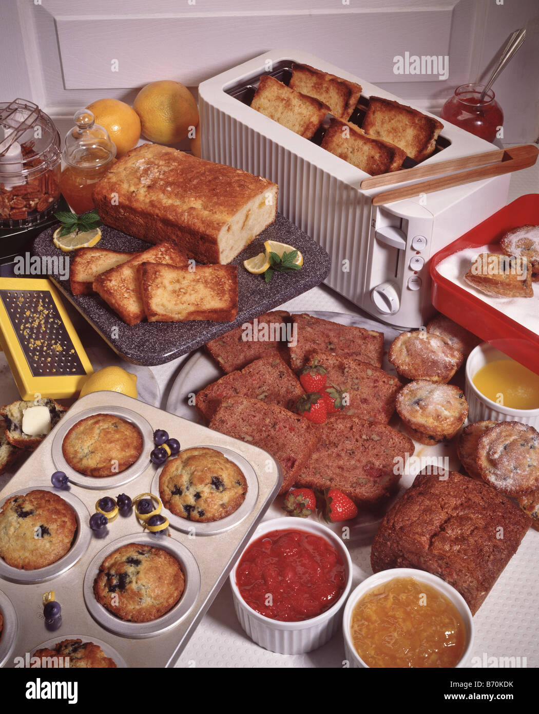 Orangenmarmelade schnelles Brot, Erdbeer Brot, super Saskatoon Muffins, frisch gebackene Frühstücks-Buffet, weiß Toaster, Land Stockfoto