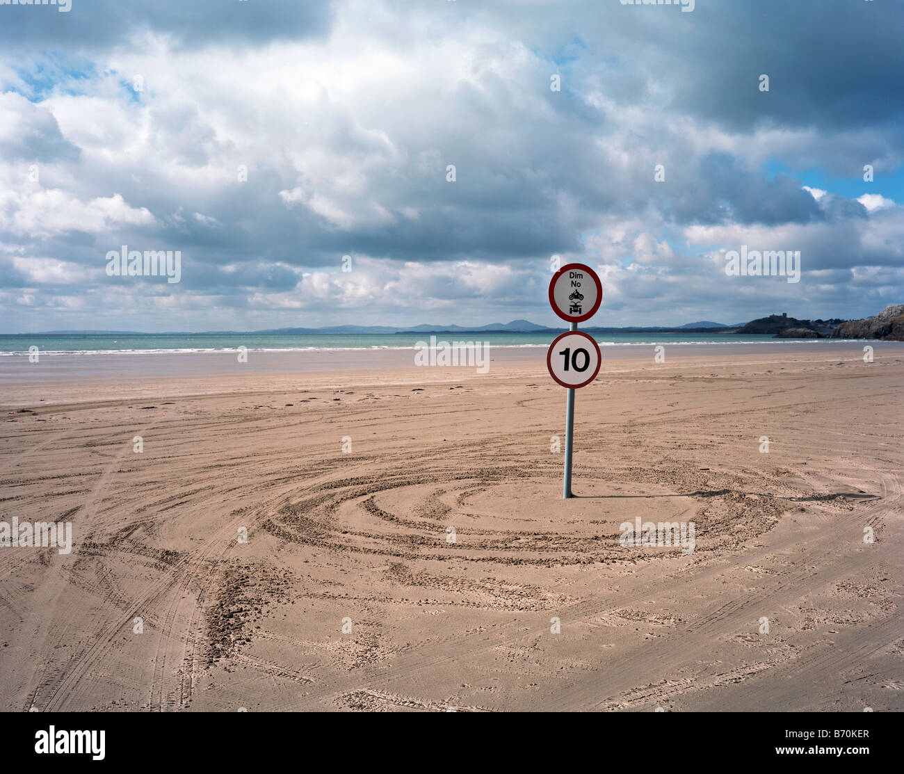 Straße Verkehr Schild Geschwindigkeitsbegrenzung auf Black Rock Sand Porthmadog Lleyn Halbinsel North Wales Stockfoto