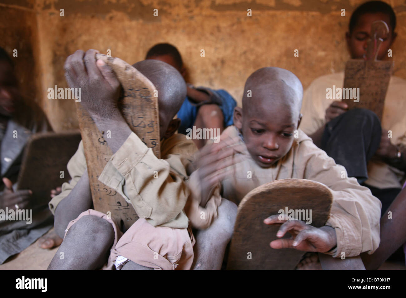 Schülerinnen und Schüler lernen Koran in das Haus von der Marabout verwenden sie Holzbretter Messordinariums schreiben und lesen sie während der Stunden der c Stockfoto