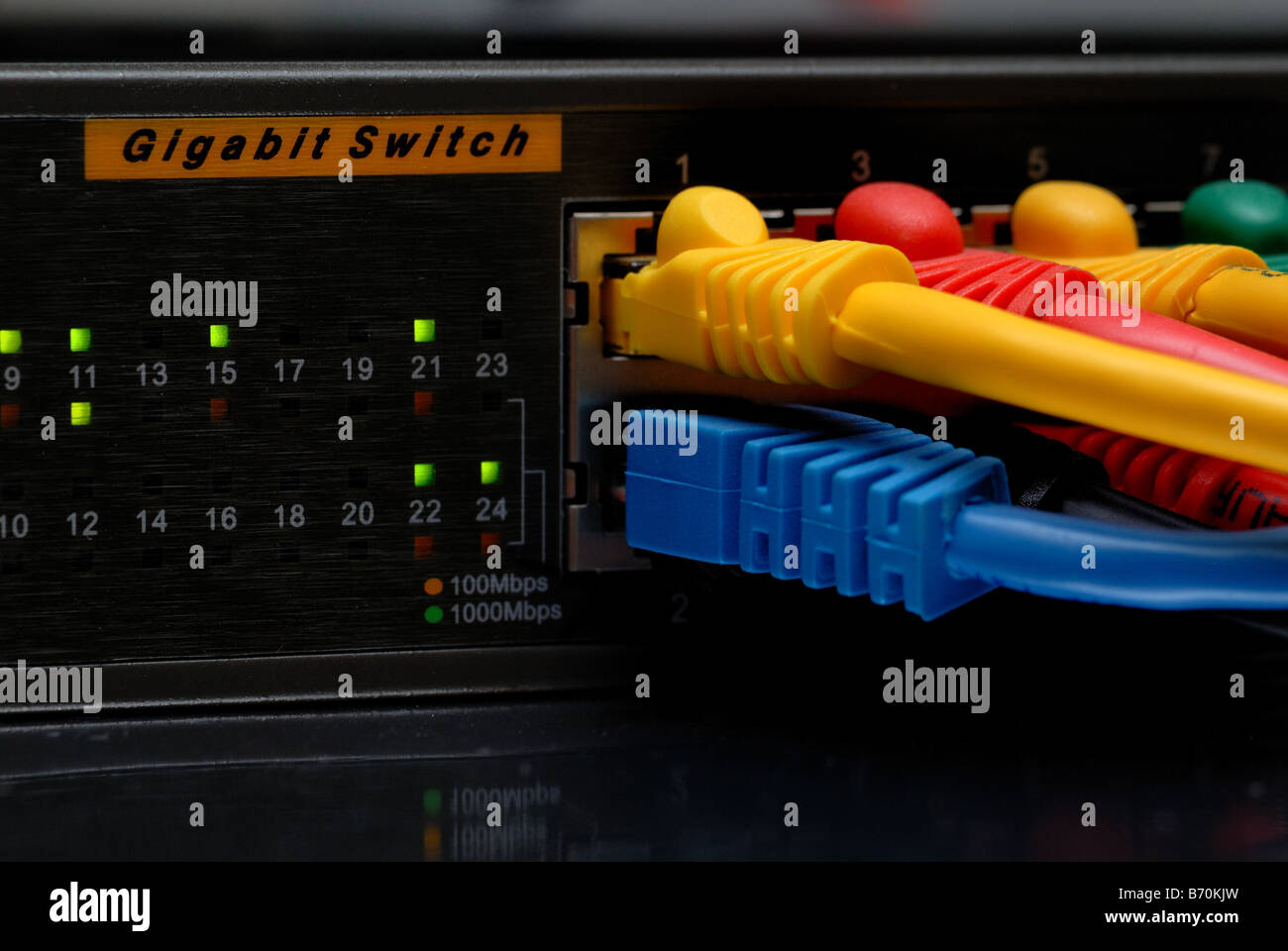 Bunten an einen NetzwerkRouter angeschlossen Stockfotografie Alamy