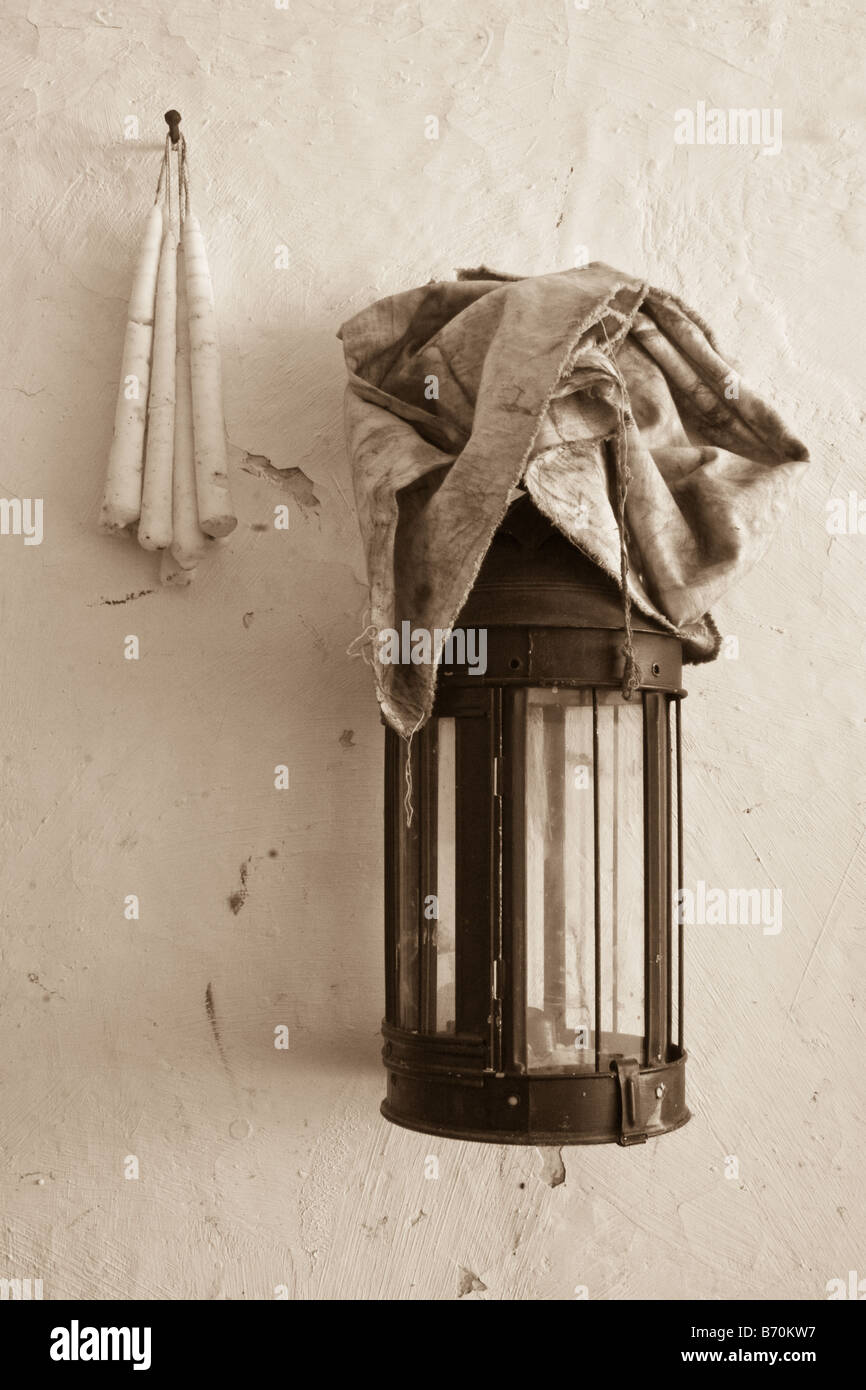 Antike Lampe mit Kerzen und öligen Lappen Stockfoto