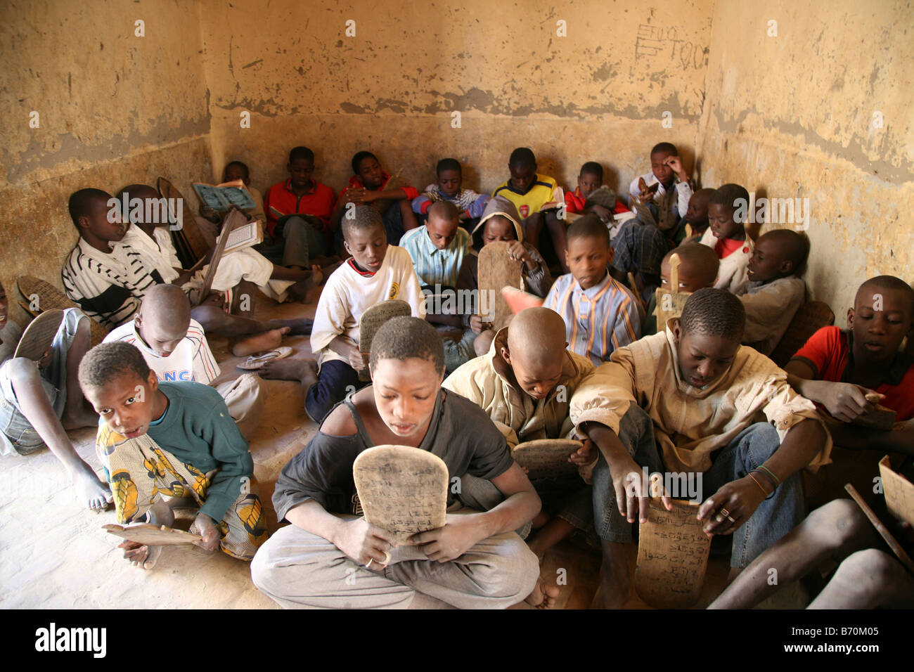 Die Schüler lernen Koran lesen Messordinariums geschrieben auf Holzbrettern den Unterrichtsraum ist ein schlichtes Zimmer am Eingang des Hauses Stockfoto